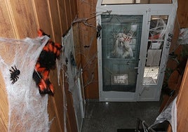 Portal de la calle Lepanto, en El Natahoyo, ambientado para el terror que se aproxima.