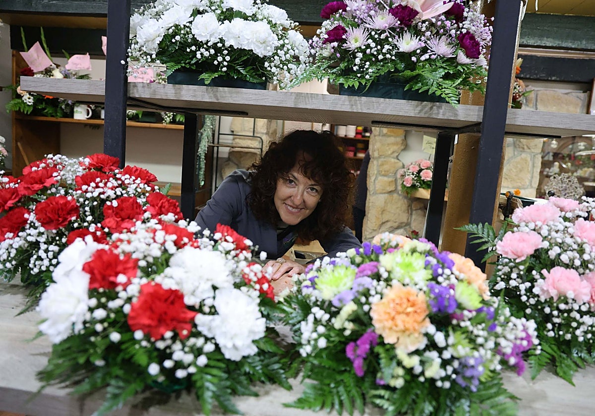 Emma Antuña tras varios centros ya preparados para ser recogidos este sábado.