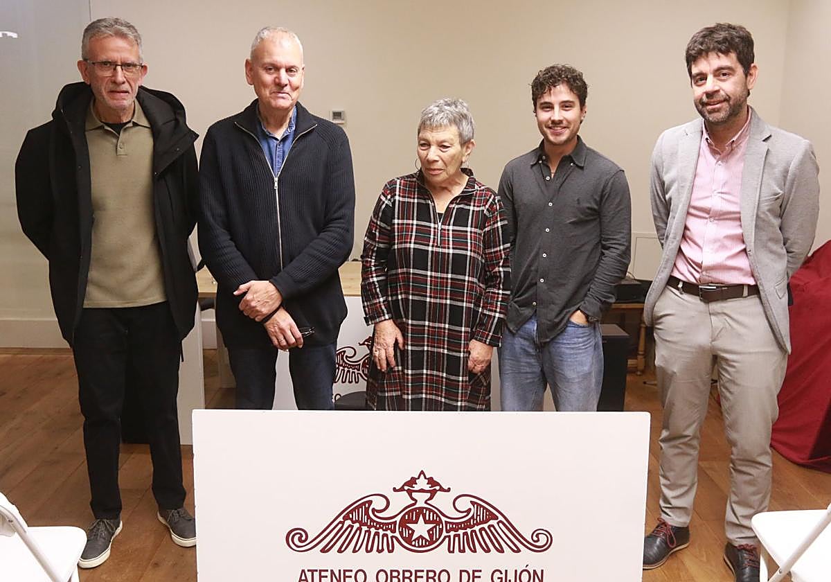 Sócrates Solache, Luis Pascual, Renée Jaitt, Pablo Velasco y Eduardo Paneque, en el Ateneo Obrero.