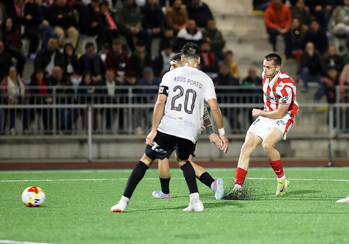 El sportinguista Dubasin, rodeado de rivales, remata a gol y, con la colaboración del error del meta Javi Morán, logra el único gol del partido.