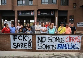 Vecinos del bloque de Río Piloña número 3, en Contrueces.