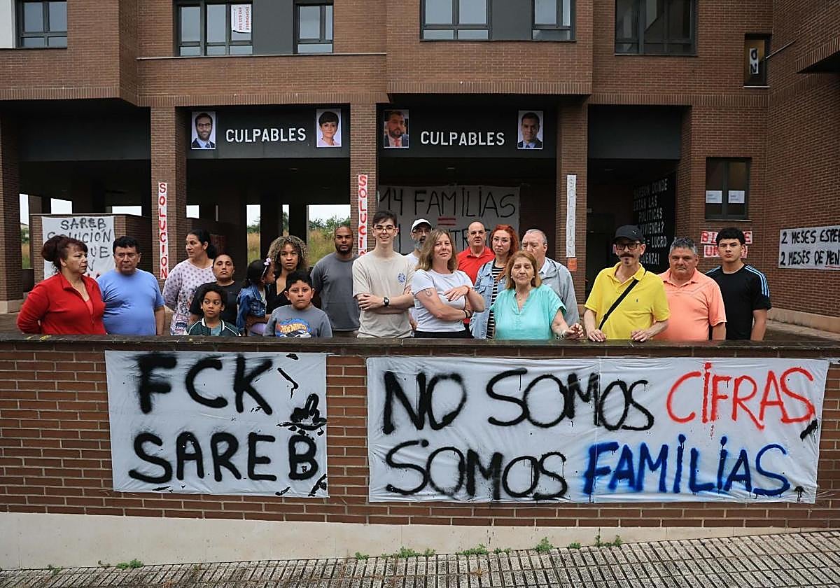 Vecinos del bloque de Río Piloña número 3, en Contrueces.