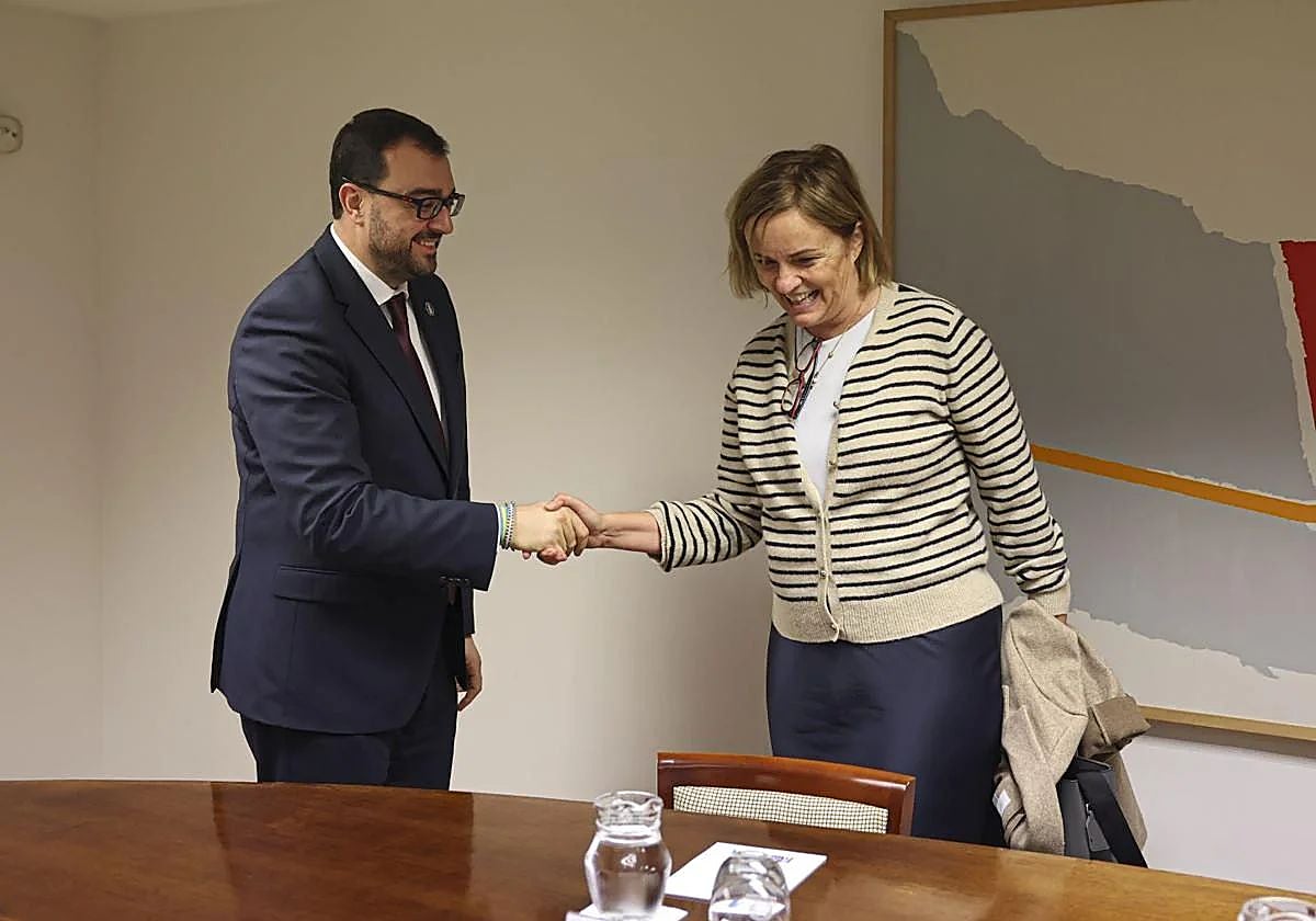 Adrián Barbón y Covadonga Tomé se saludan durante la negociación presupuestaria celebrada el año pasado.