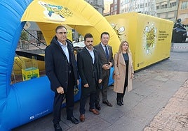 José Ramón Pando (tercero por la izquierda), junto a miembros de Ecoembes.