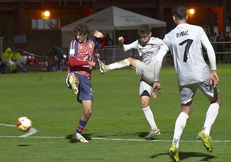 Pablo Álvarez intenta un disparo desde la frontal.