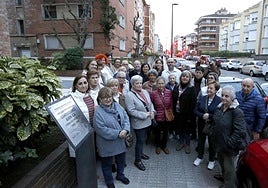 Montserrat López Moro posa junto a la placa conmemorativa a Ike en presencia de las ex trabajadoras.