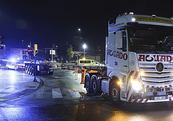 El camión que realizó esta semana las pruebas de tráfico para el traslado de blindados desde El Tallerón.
