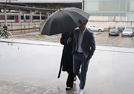 Uno de los acusados accede al Palacio de Justicia de Gijón.