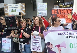 Manifestación de las educadoras de Les Escuelines el pasado mes de junio.