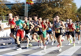 La Media Maratón de Gijón de este año, a su paso por la zona de los hoteles.
