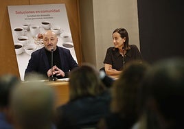 Guzmán Pendás y Covadonga Landín en la mesa de trabajo sobre la soledad no deseada convocada en el salón de actos de la Biblioteca Jovellanos.