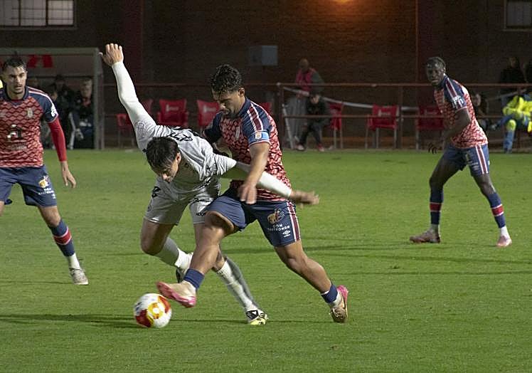 Gete pugna con el capitán del Real Ávila por un balón.