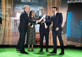 Pedro Cotilla, primero por la derecha, recoge el premio al aeropuerto de Asturias.