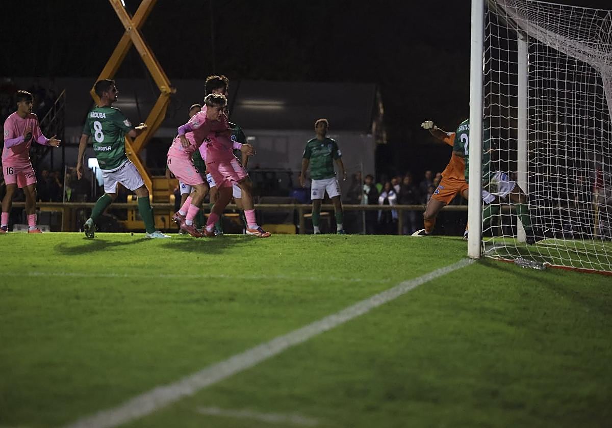 Óscar Marcos cabecea al fondo de la red el primero de los tantos de los vigueses.