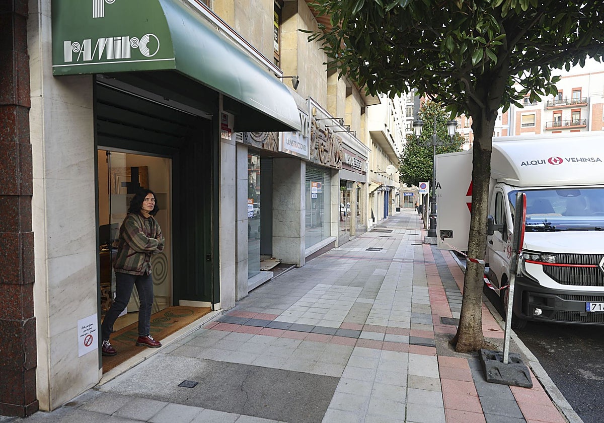 Ramiro abre sus puertas de su peluquería en Oviedo al rodaje de 'El profesor'