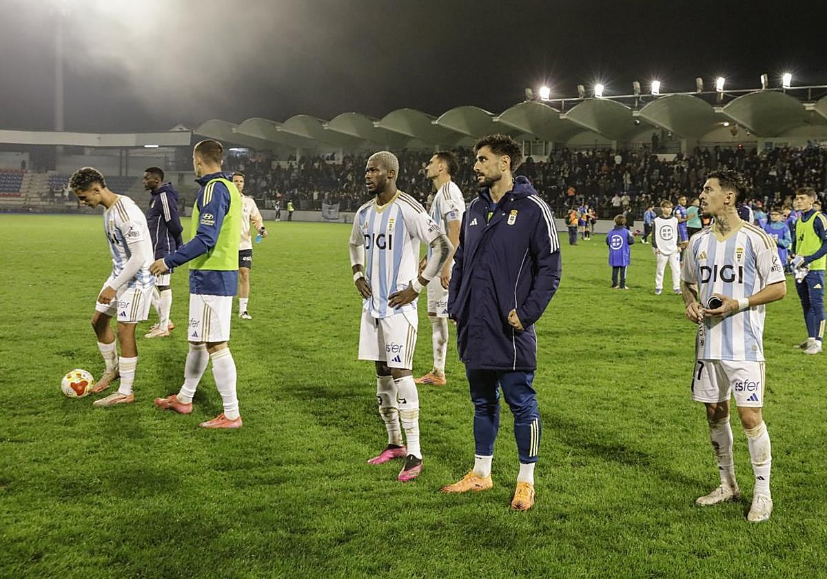 Los jugadores del Real Oviedo, tocados, tras la derrota ante el Ourense.