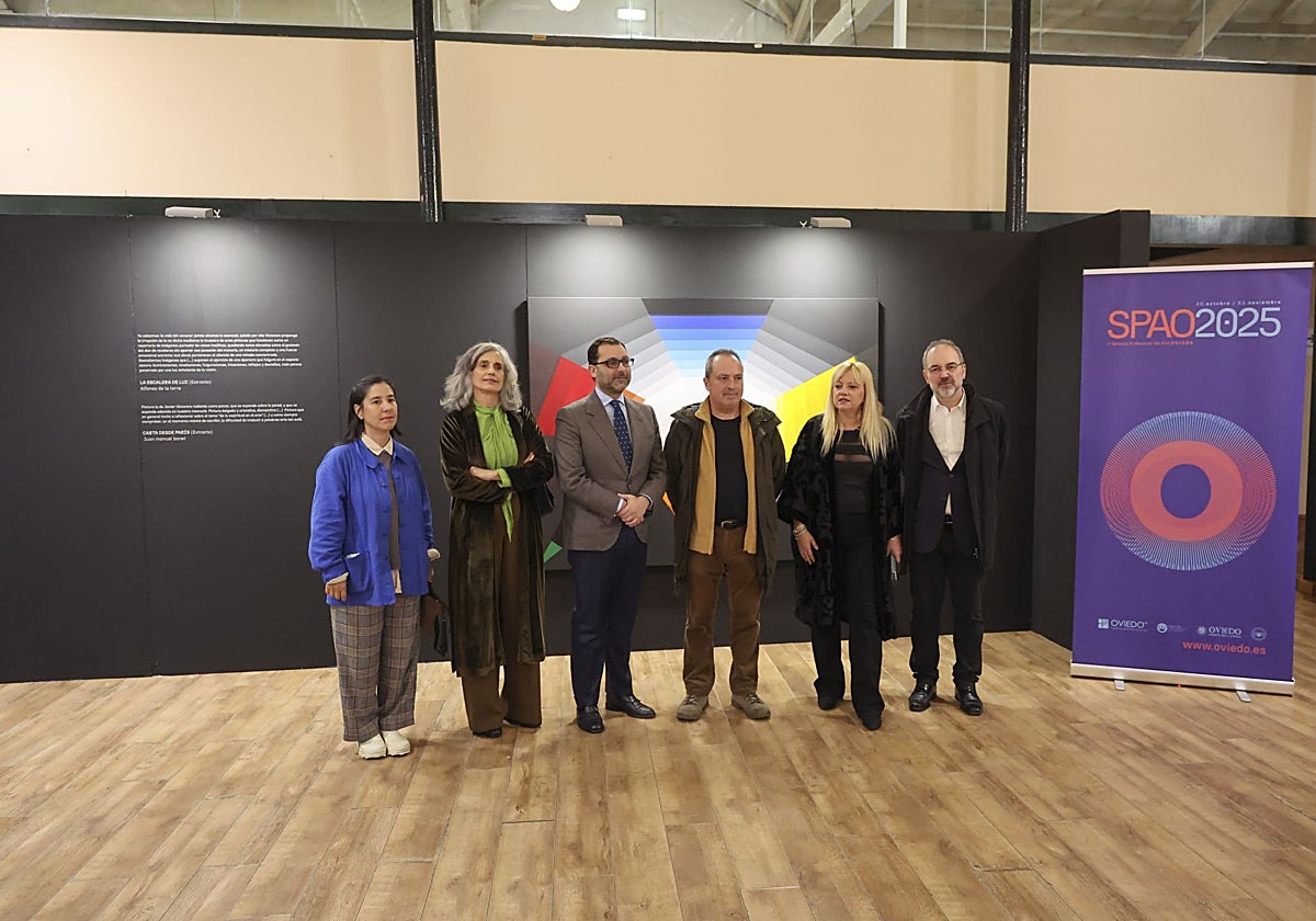 La presentación de la Semana Profesional del Arte de Oviedo, en Trascorrales. El presidente de la FMC, David Álvarez, y la directora del evento, Marta Fermín, con galeristas y artistas.