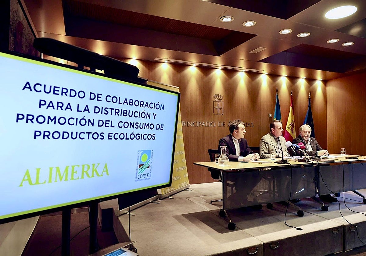 De izquierda a derecha, Alejandro Fernández, Marcelino Marcos Líndez y Javier Fernández, en la firma del acuerdo de colaboración entre Alimerka y el Consejo de la Producción Agraria Ecológica.