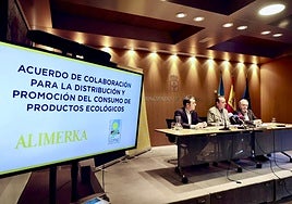 De izquierda a derecha, Alejandro Fernández, Marcelino Marcos Líndez y Javier Fernández, en la firma del acuerdo de colaboración entre Alimerka y el Consejo de la Producción Agraria Ecológica.