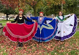 Las mexicanas Erika, Mariela y Frida ensayan con sus coloridos vestidos tradicionales.
