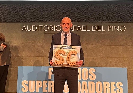 Antonio Corripio, con el primer premio recibido.