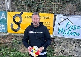 Javi Prendes, con un balón posando para EL COMERCIO.