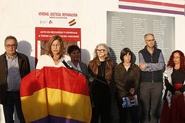 Adela Aranda Carpintero leyó el manifiesto ante el Muro de la Memoria en el cementerio de La Carriona.