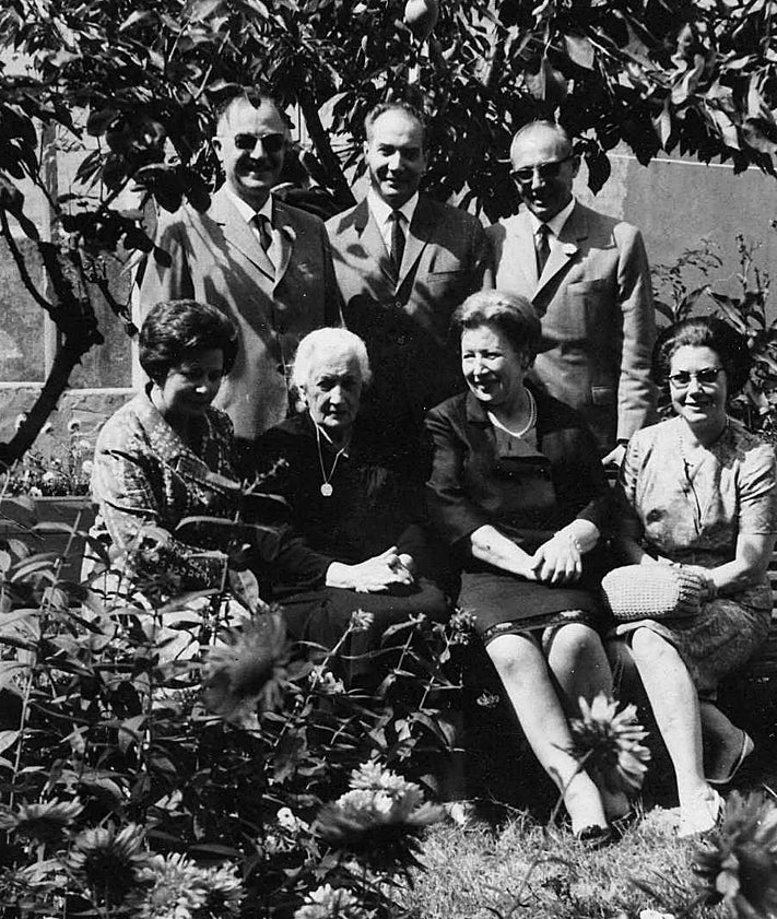 Imagen secundaria 2 - Virginia Santos Lantero (18 años) y Elviro Sopeña Martínez (22), el día de su boda en Sotrondio el 26 de enero de 1906. Debajo, el día de la fiesta de su 80 cumpleaños, 15 de septiembre de 1967, mirando sonriente a su biznieta Alejandra. Y sobre estas líneas ese día con sus hijos. Arriba, Elviro, Alejandro y Julio; debajo, Oliva, Dolores y su nuera Efigenia (esposa de Elviro).