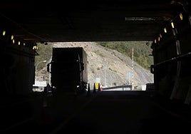 Un camión, en la autopista del Huerna.