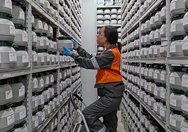 Una trabajadora de ArcelorMittal coloca un recipiente con polvos de acero en Arcelor Powders