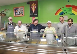 El presidente de la Sociedad Gijonesa de Caridad, Ignacio Blanco; Sor Asun; el chef de Casa Gerardo Marcos Morán; el voluntario Benito Belver; Guillermino de la Rasilla, coordinador de voluntariado, y Rafael Piñera, director de la Cocina Económica, en el comedor social.