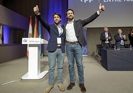 Andrés Ruiz y Álvaro Queipo, en la clausura del congreso del PP de Gijón en el que Ruiz resultó elegido presidente local.