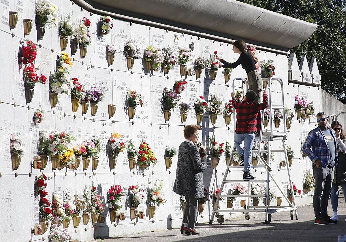 Día de Todos los Santos en el cementerio de Deva, en Gijón.