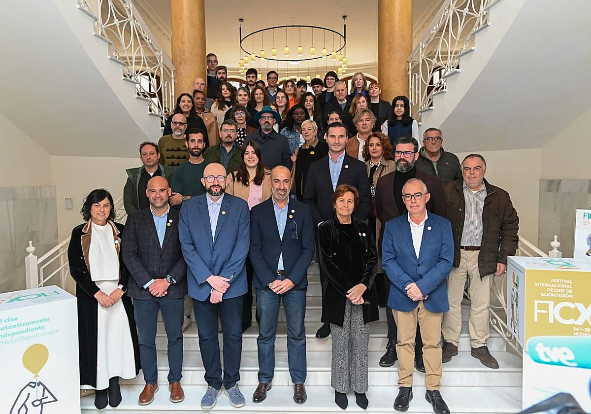 Foto de familia del festival con la organización, participantes y autoridades, esta mañana en la Escuela de Comercio.