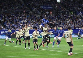 Una jugada del partido entre el Real Oviedo y el Barça disputado en el estadio Carlos Tartiere.