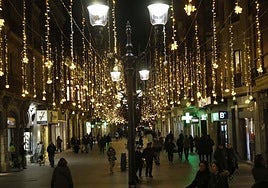 Iluminación navideña del año pasado en la calle Corrida de Gijón.