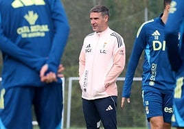 Luis Carrión observa a sus jugadores en el entrenamiento celebrado ayer en El Requexón.
