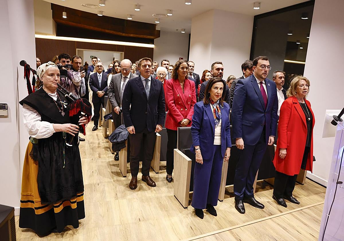 La ministra Margarita Robles, el presidente Adrián Barbón y la vicepresidenta de la Junta, Celia Fernández, en primera fila. Atras, el presidente de Otea, José Luis Álvarez Almeida; la portavoz del PSOE en el Ayuntamiento de Madrid, Reyes Maroto; el director de la Oficina Económica, José Antonio Sicre y los consejeros asturianos de Ciencia y Ordenación del Territorio, Borja Sánchez y Ovidio Zapico.