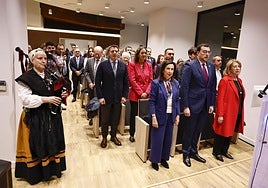 La ministra Margarita Robles, el presidente Adrián Barbón y la vicepresidenta de la Junta, Celia Fernández, en primera fila. Atras, el presidente de Otea, José Luis Álvarez Almeida; la portavoz del PSOE en el Ayuntamiento de Madrid, Reyes Maroto; el director de la Oficina Económica, José Antonio Sicre y los consejeros asturianos de Ciencia y Ordenación del Territorio, Borja Sánchez y Ovidio Zapico.