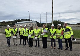 Hugo Alfonso Morán junto a la delegada del Gobierno, en el centro, en la visita a las obras de la depuradora de Maqua.