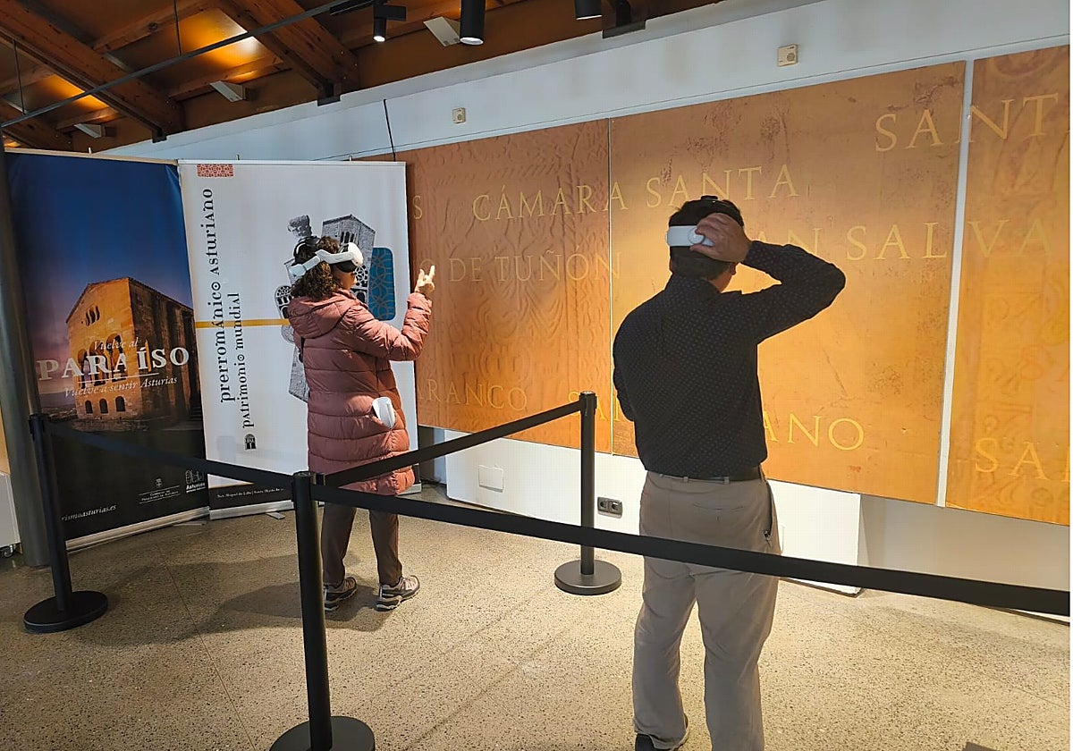 Dos visitantes con las gafas de realidad aumentada.