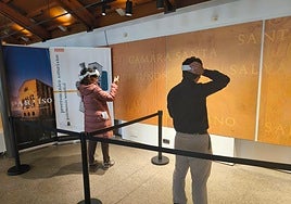 Dos visitantes con las gafas de realidad aumentada.