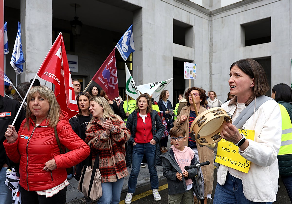 Una de las protestas de las educadoras ante la Consejería de Educación.