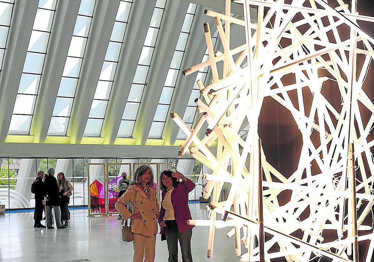 Dos personas observan la obra 'Límites visibles', de Pablo Armesto en el Calatrava.