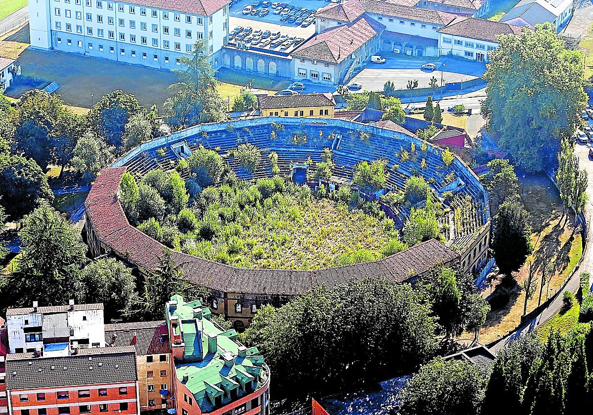 Fotografía cenital de la plaza de toros de Oviedo.