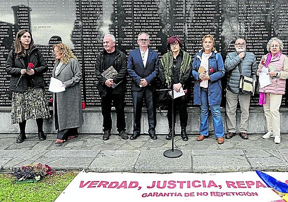 El homanaje en la fosa común de Oviedo, al que asistió Víctor Manuel (tercero por la izquierda).