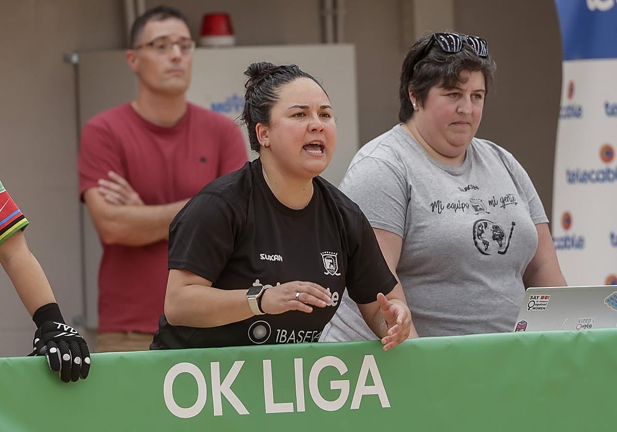 La entrenadora del Telecable, Natasha Lee.