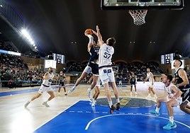 Alejandro Galán intenta taponar el lanzamiento del local Shelist.