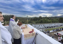 Francisco Javier Panizo presidió la misa de campaña en el cementerio de La Carriona.