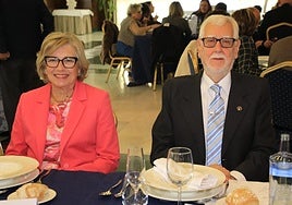 Juan Wes, con su esposa María Solís, tras recibir la insignia de oro de Amigos de Cudillero.